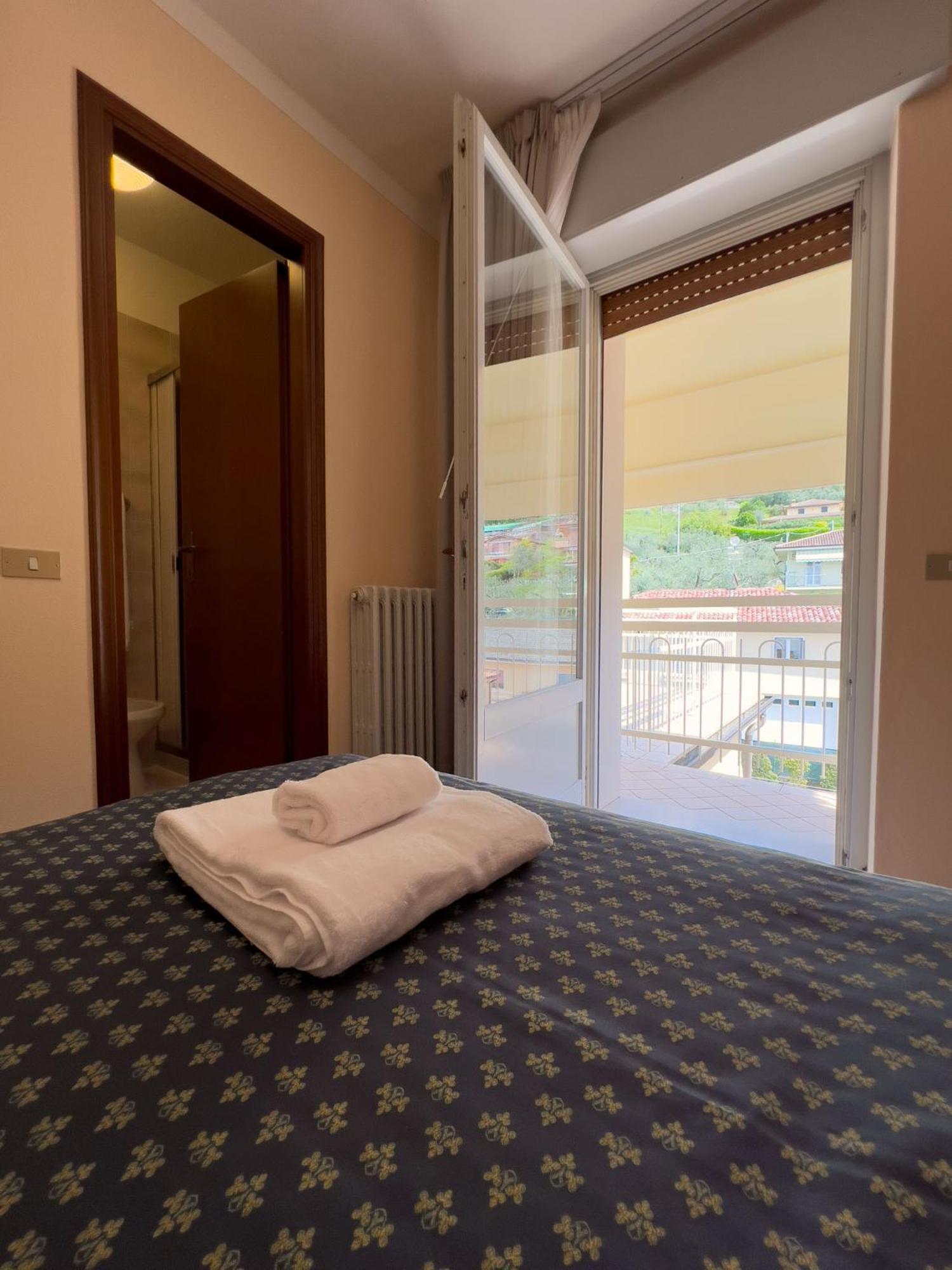 Hotel Benacus Torri Del Benaco Exterior photo