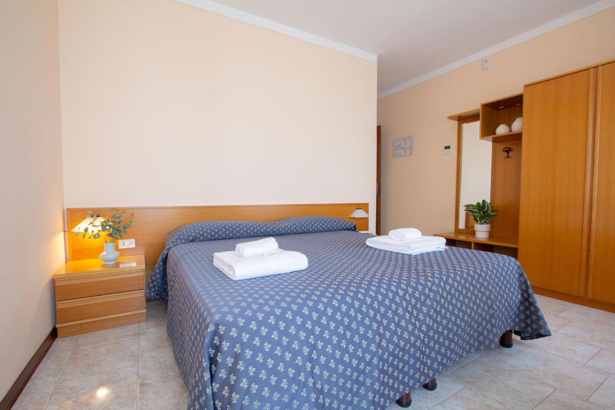 Hotel Benacus Torri Del Benaco Exterior photo