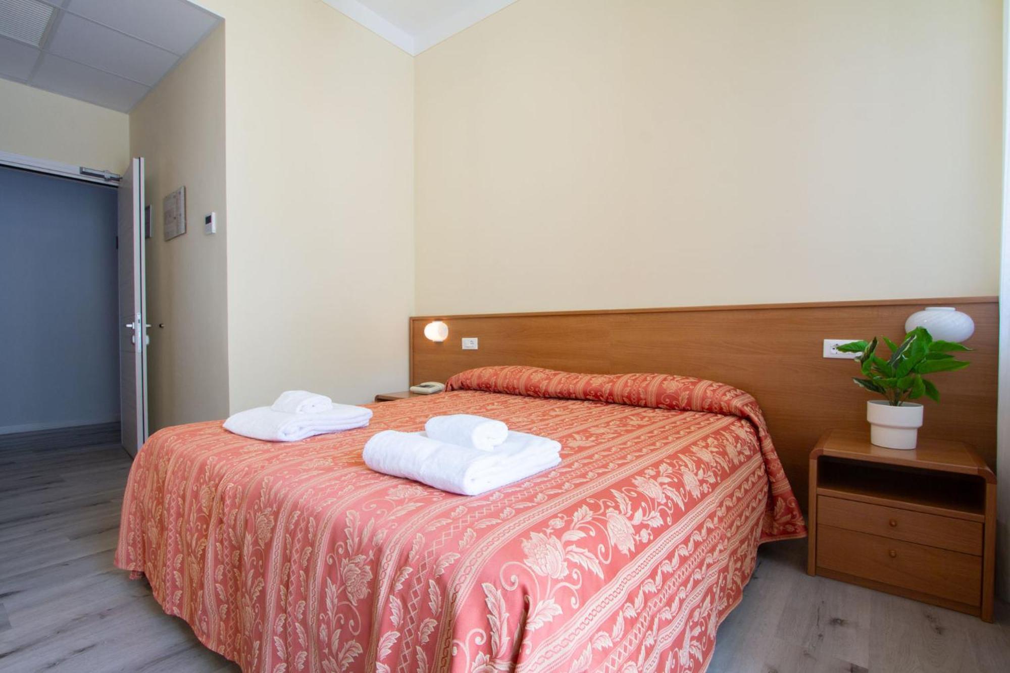 Hotel Benacus Torri Del Benaco Exterior photo
