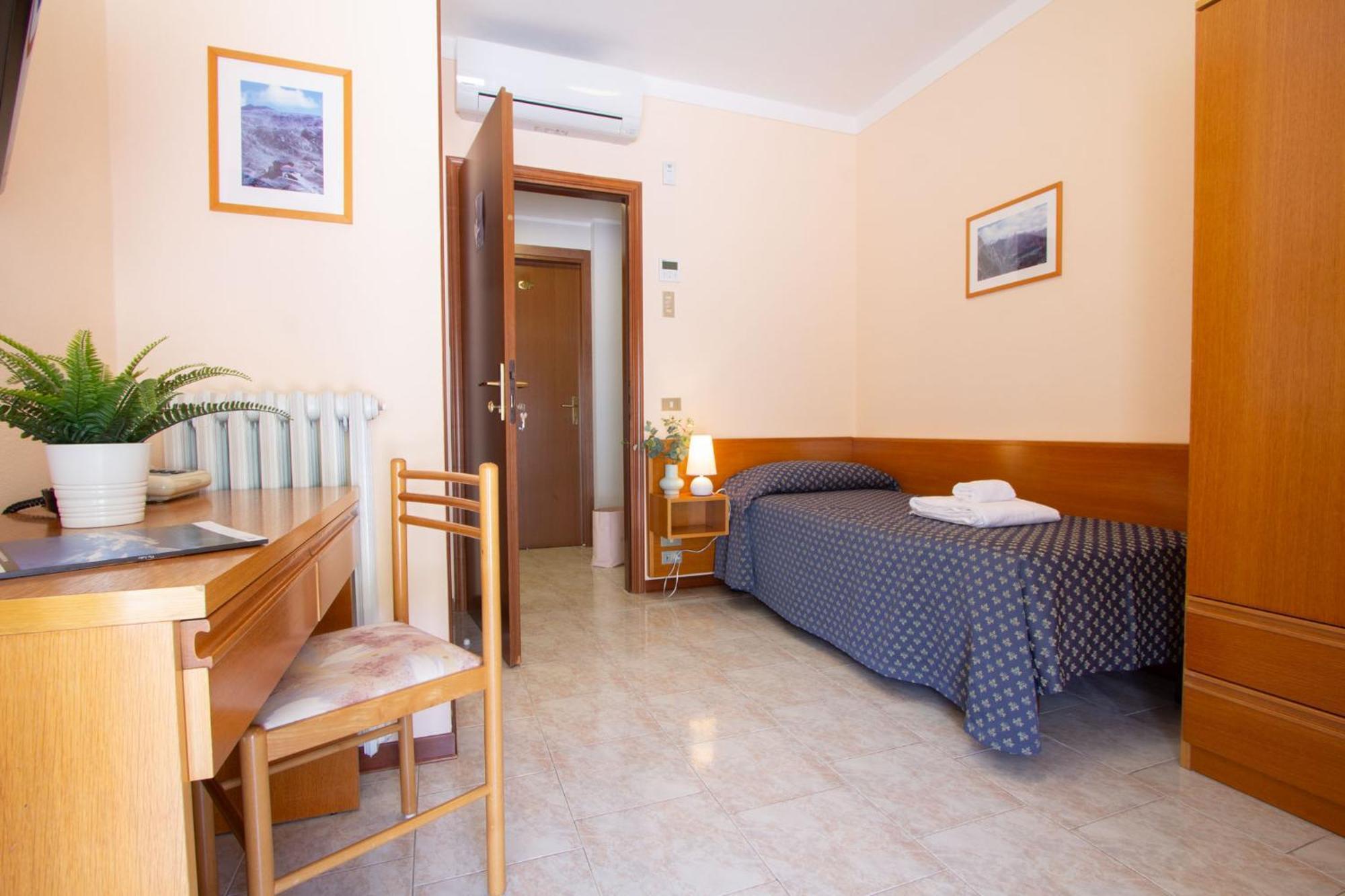 Hotel Benacus Torri Del Benaco Exterior photo