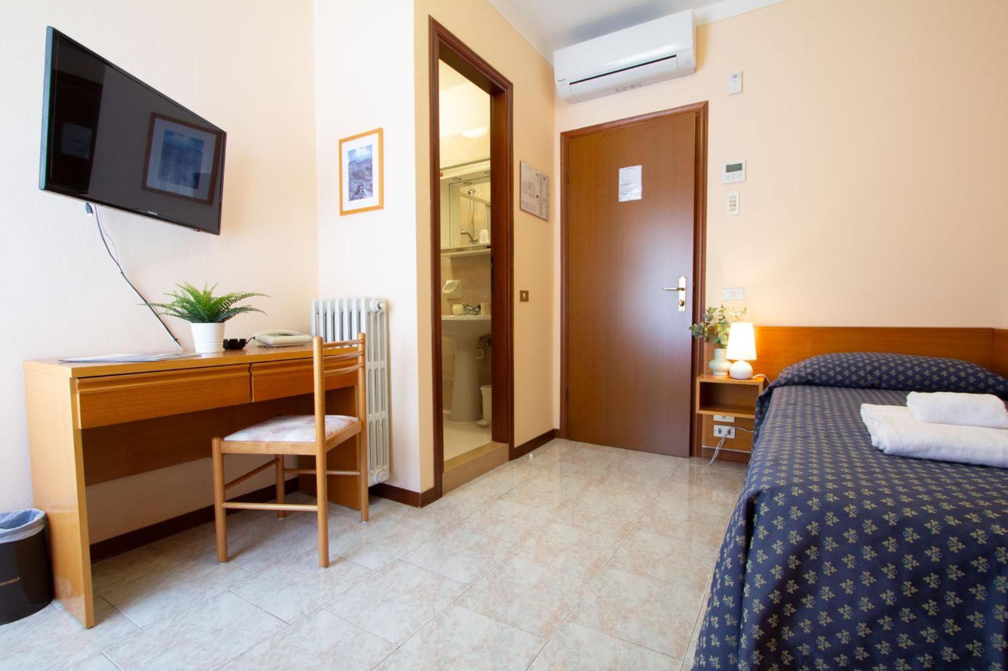 Hotel Benacus Torri Del Benaco Exterior photo