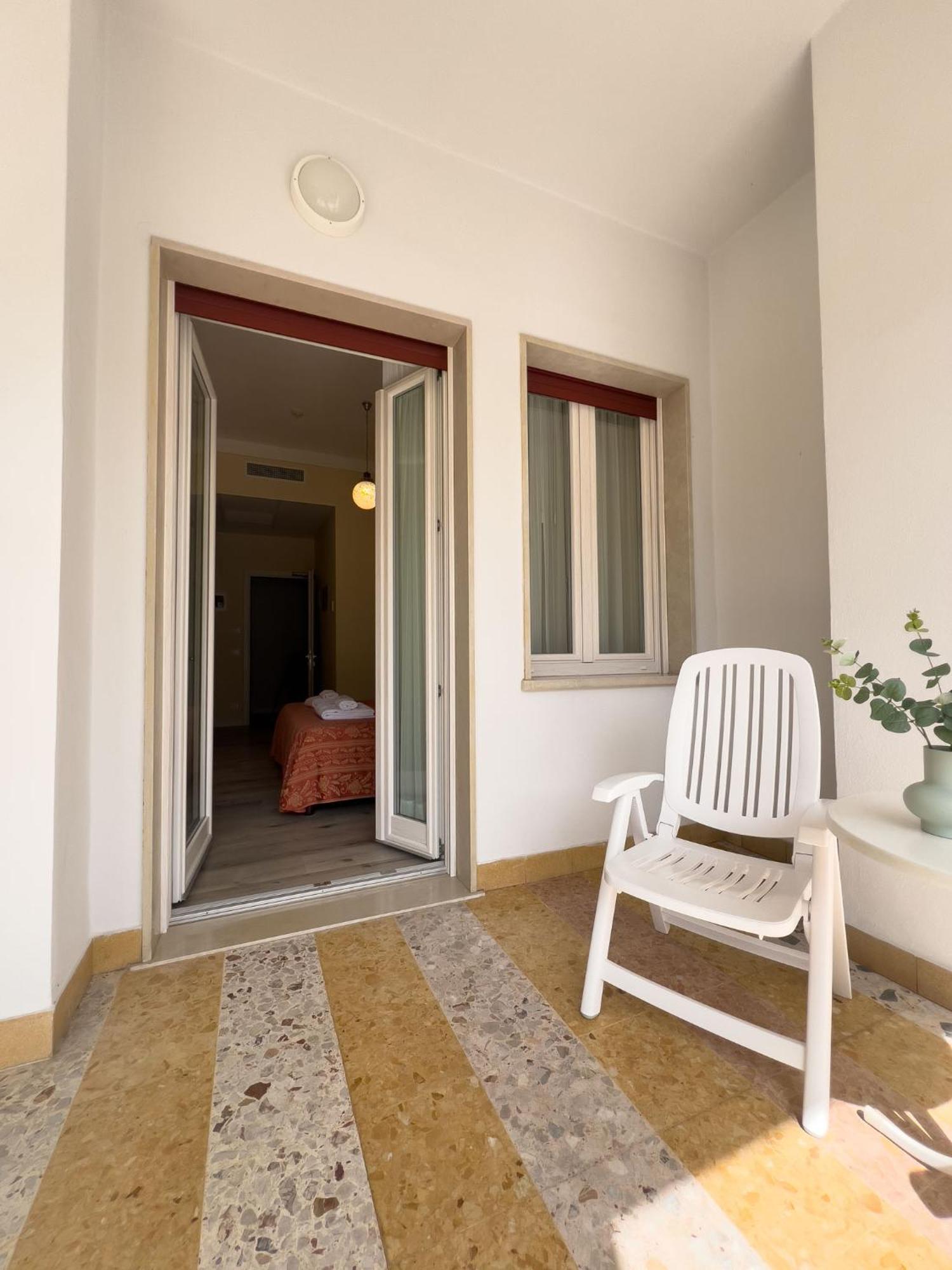 Hotel Benacus Torri Del Benaco Exterior photo