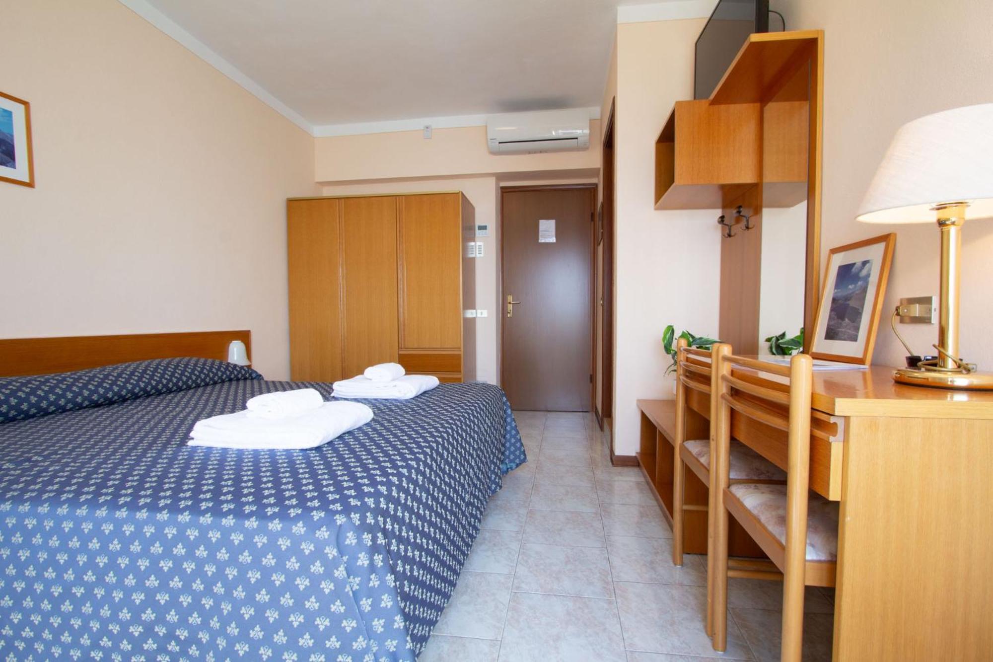 Hotel Benacus Torri Del Benaco Exterior photo