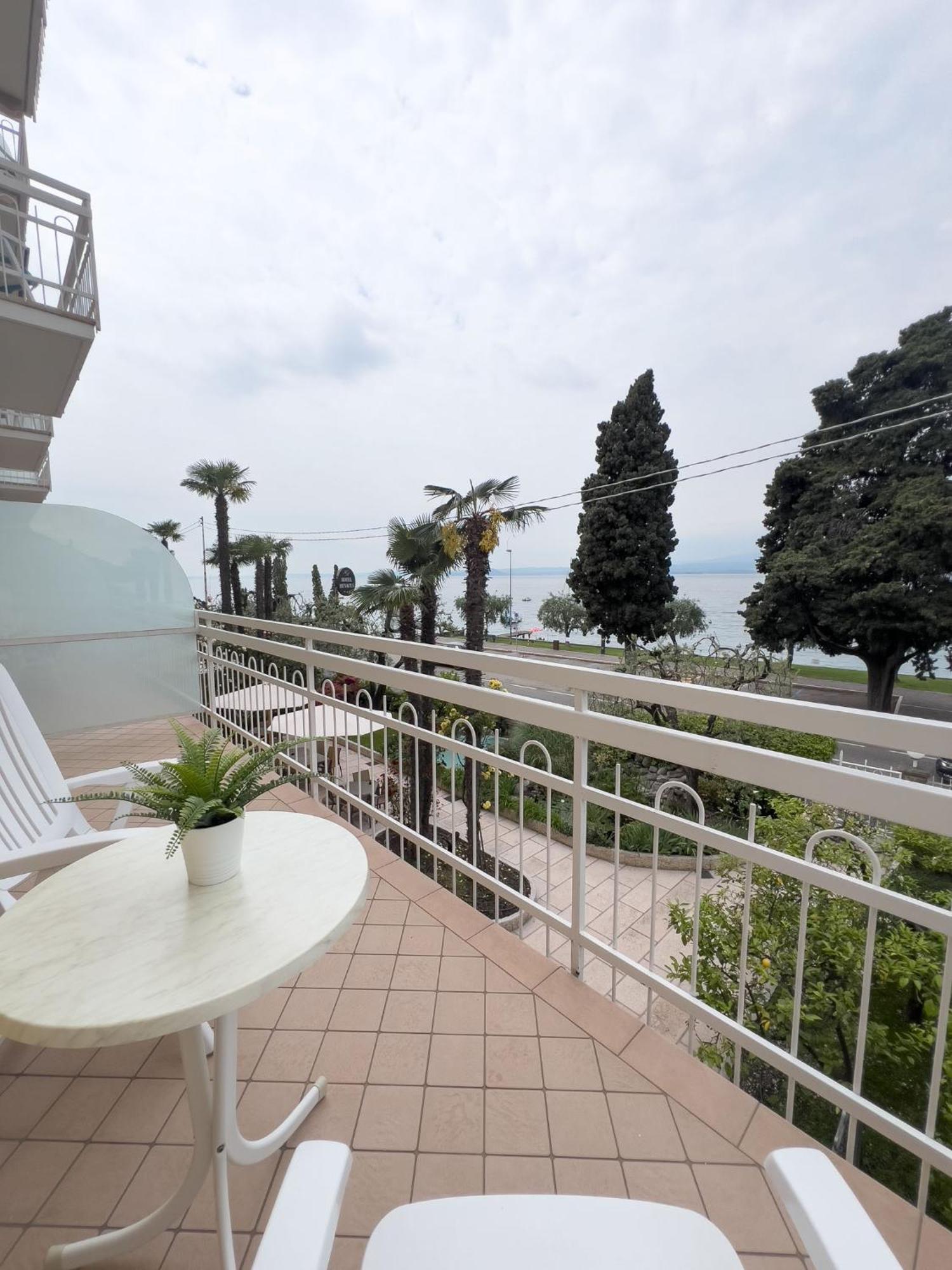 Hotel Benacus Torri Del Benaco Exterior photo