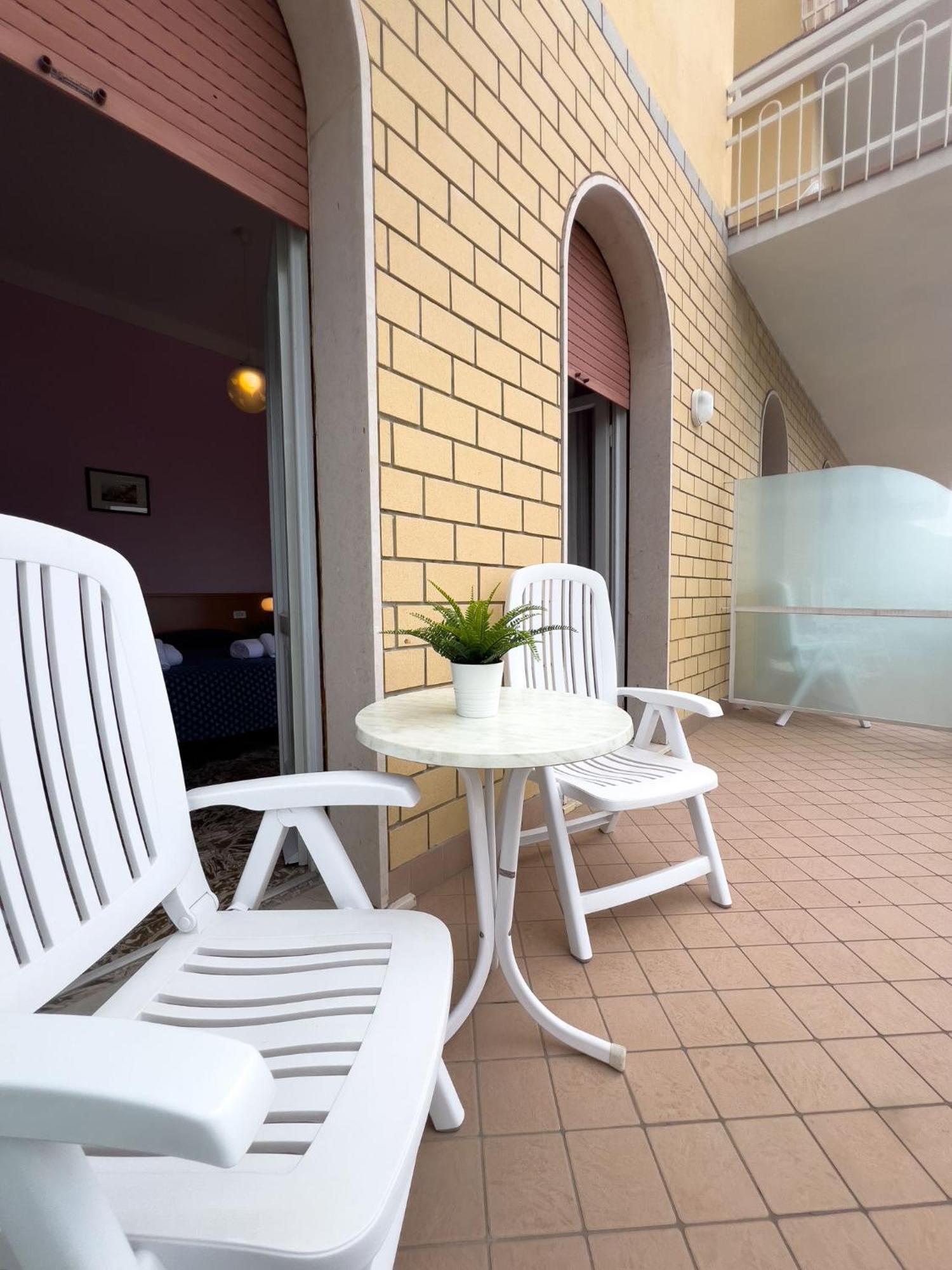 Hotel Benacus Torri Del Benaco Exterior photo