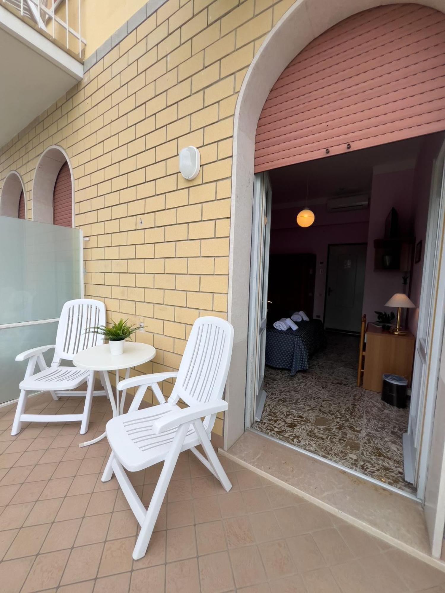 Hotel Benacus Torri Del Benaco Exterior photo