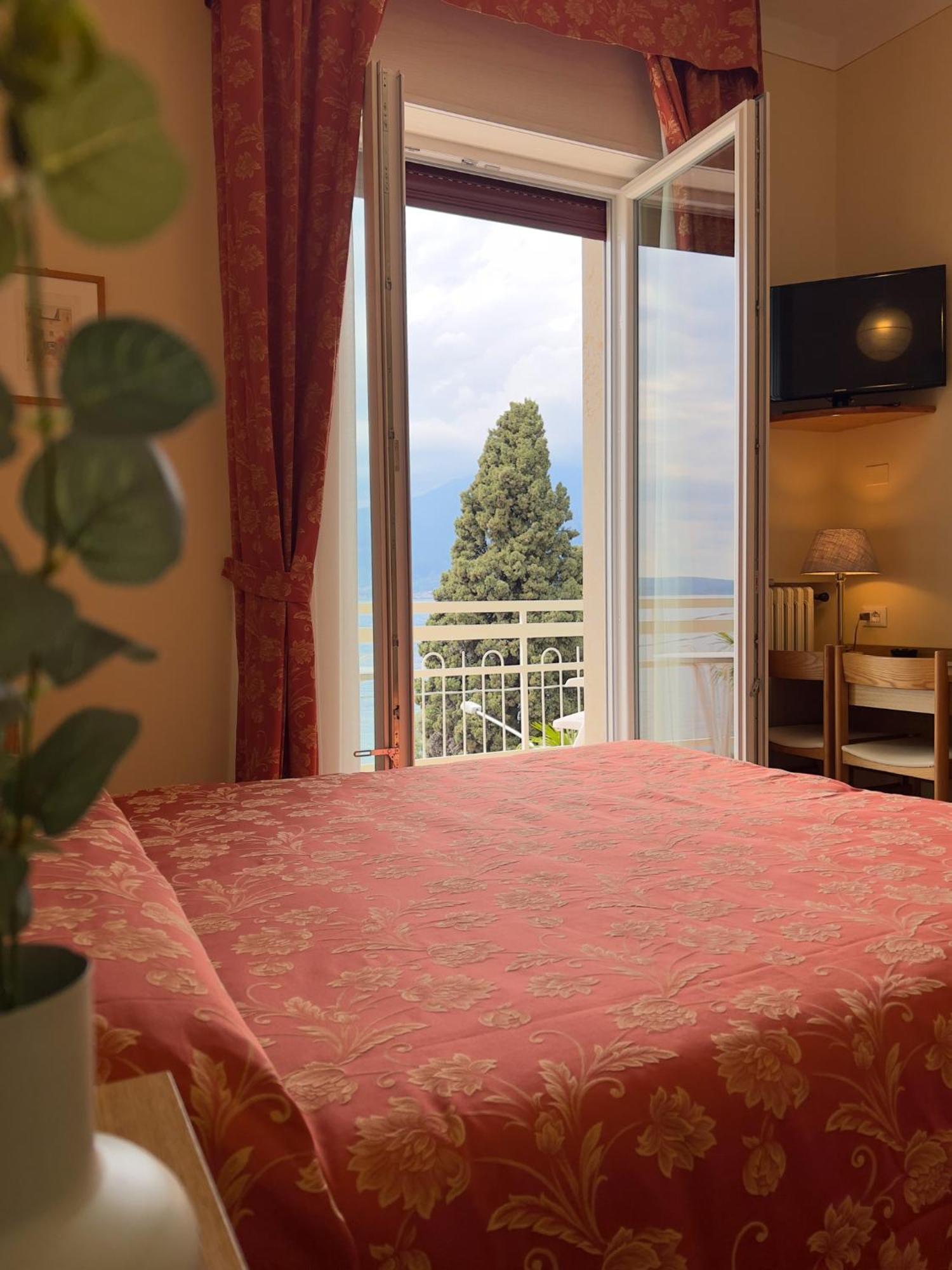 Hotel Benacus Torri Del Benaco Exterior photo